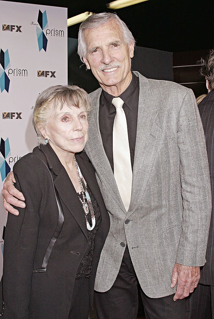 Dennis Weaver y su esposa asisten a la octava entrega anual de los Premios PRISM en el Hollywood Palladium. | Foto: Getty Images