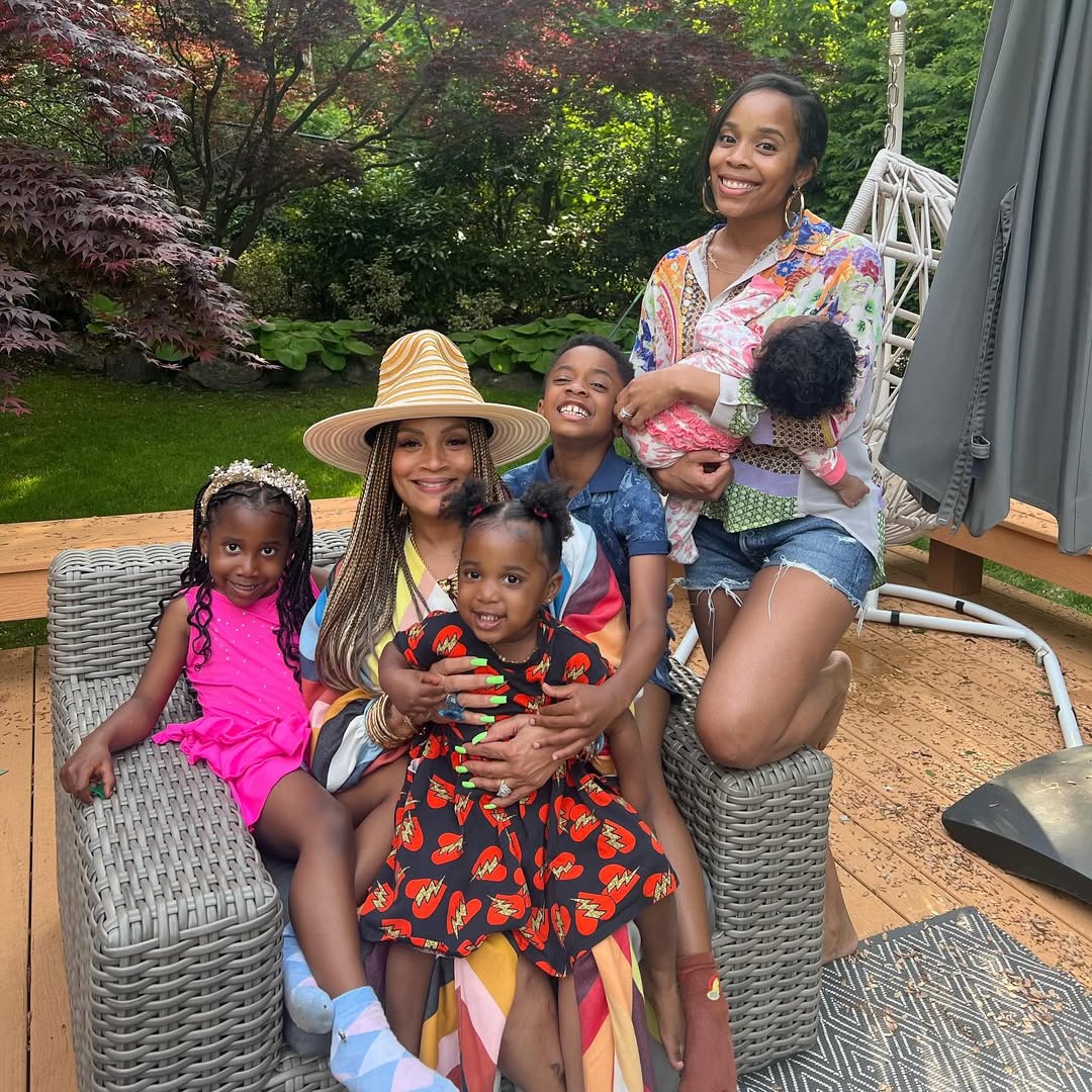 Simone Smith pictured with her daughter Italia and grandchildren, Faith, Grace, King, and Lael, dated May 12, 2025 | Source: Instagram/sislovespurple