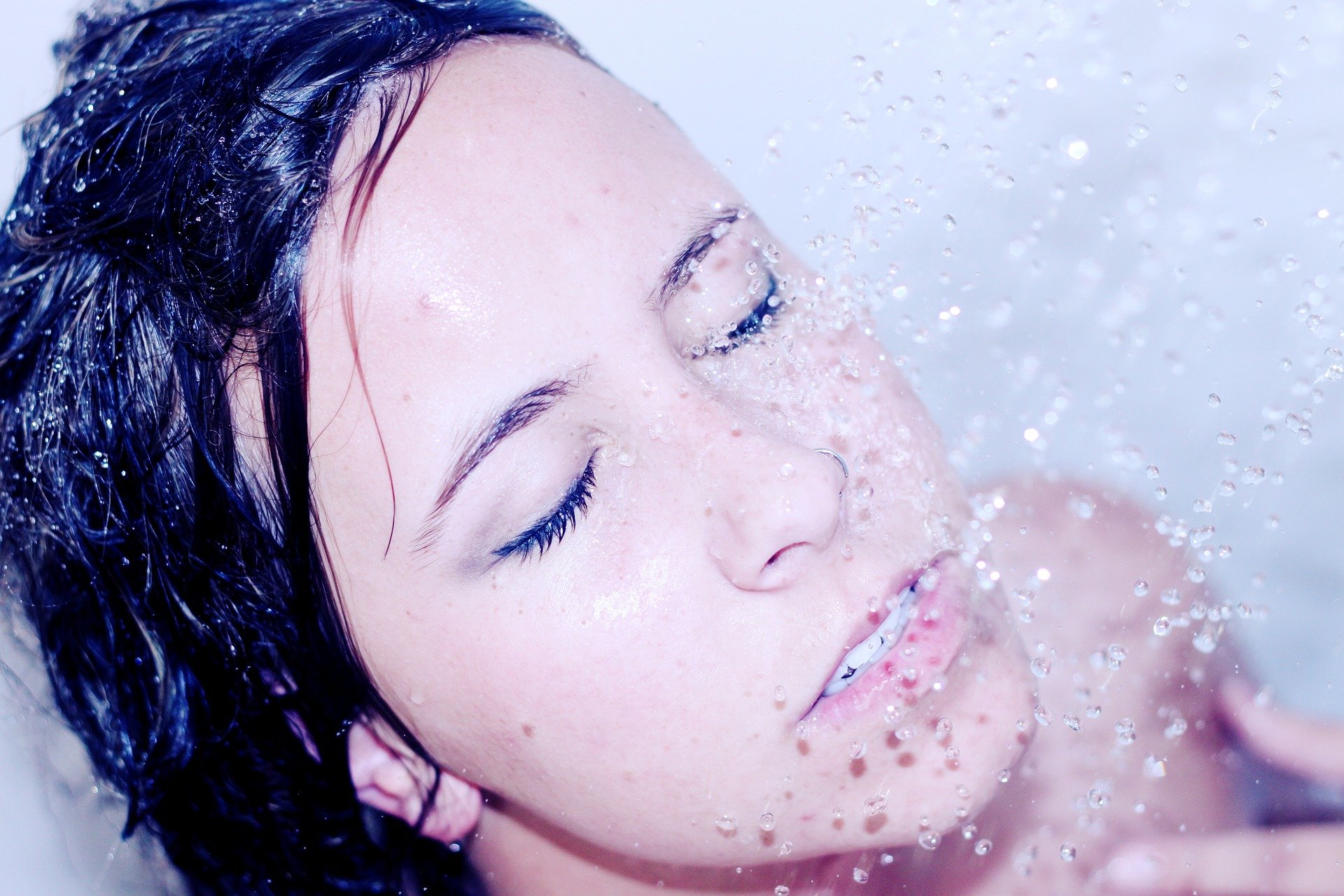 Une femme sous la douche. | Photo : Pixabay