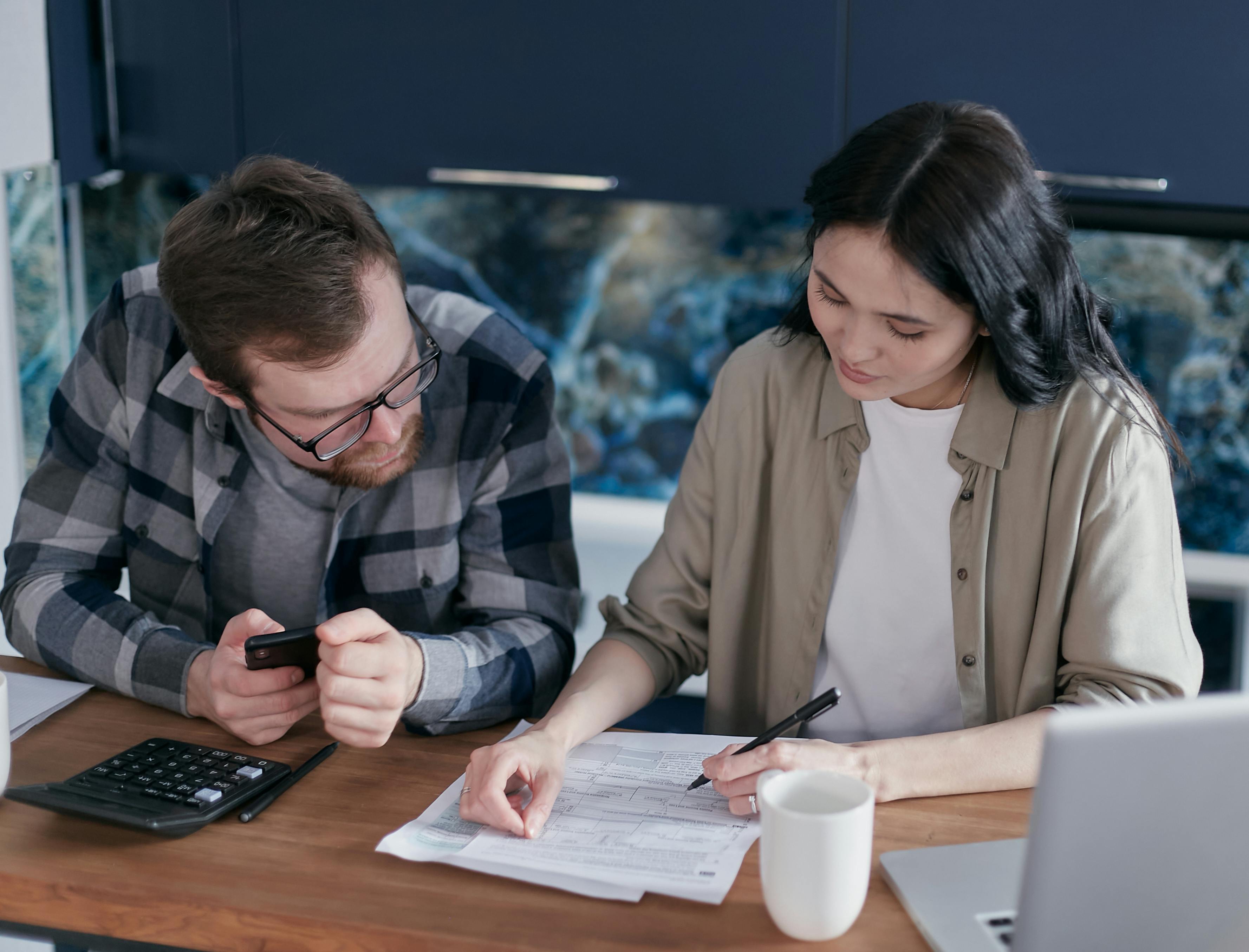 Husband and wife budgeting together | Source: Pexels