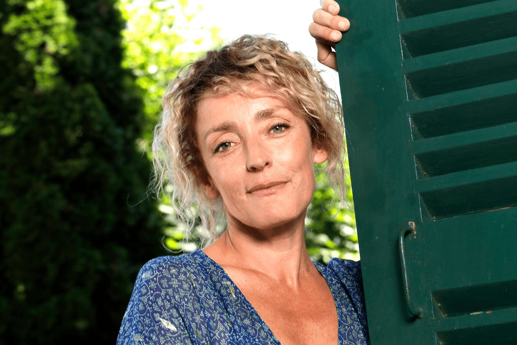 PARIS, FRANCE - 25/08/2019 : L'actrice Juliette Arnaud pose lors d'une séance de portrait à Paris, France, le 25/08/2019. | Photo : Getty Images