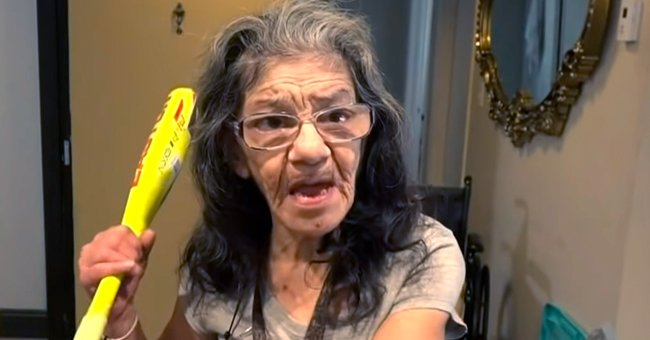 Lorenza Marrujo, de 67 años, se defendió del intruso con un bate de béisbol amarillo neón. | Foto: Youtube.com/CBS Los Angeles