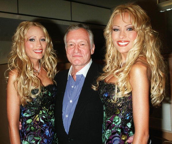 Hugh Hefner and twins Mandy and Sandy Bentley at Playboy Lounge, celebrating the May issue as cover girls in 2000. | Photo: Getty Images