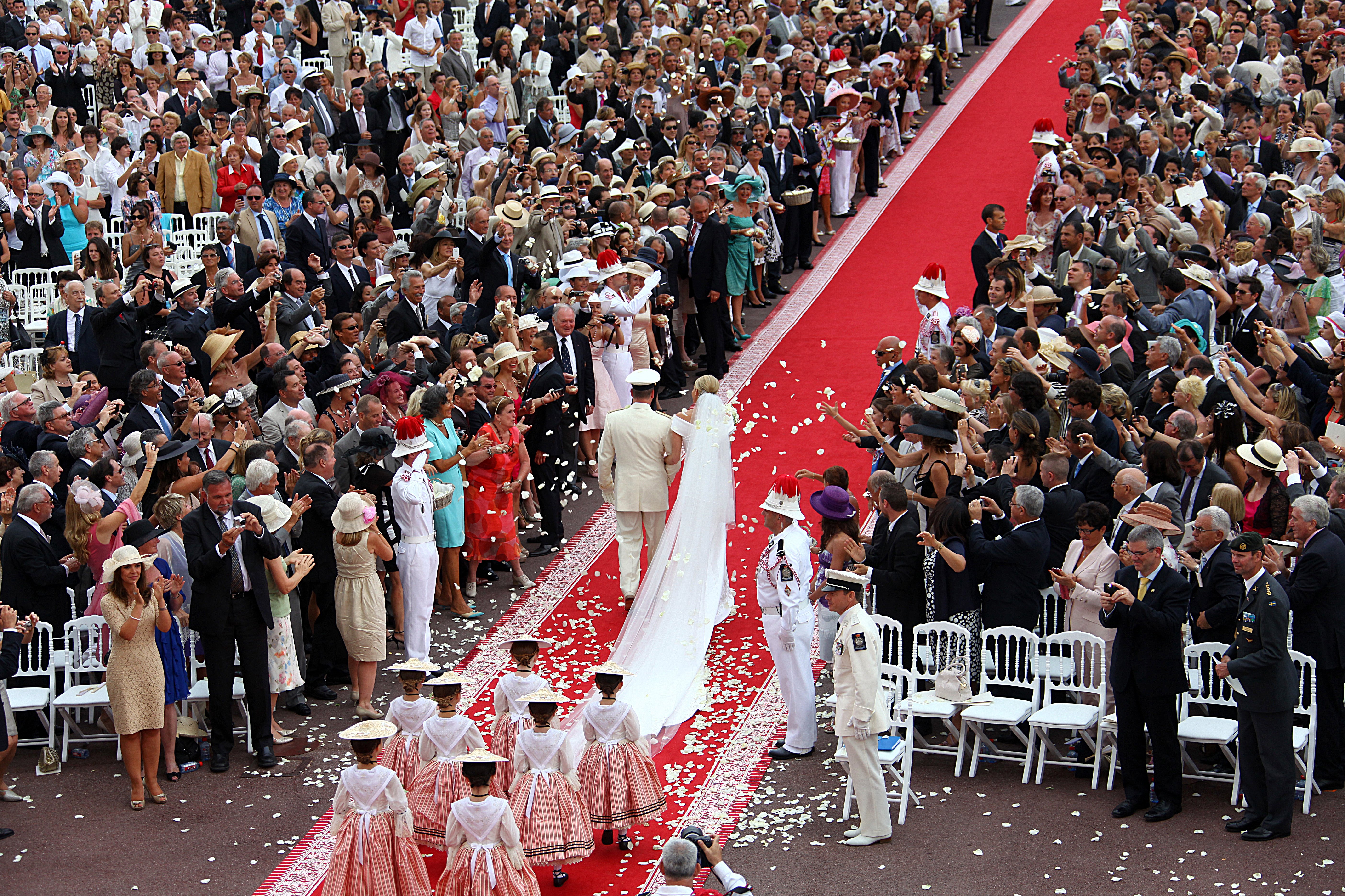 Prinz Albert II von Monaco und Prinzessin Charlene verlassen den Palast nach ihrer Hochzeitsmesse im Haupthof des Prinzenpalastes in Monaco am 2. Juli 2011 für die Sainte Devote Church | Quelle: Getty Images