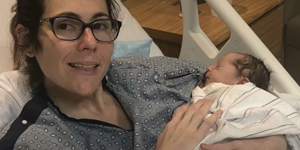 Melissa Surgecoff y su bebé. | Foto: Captura de Youtube/Inside Edition