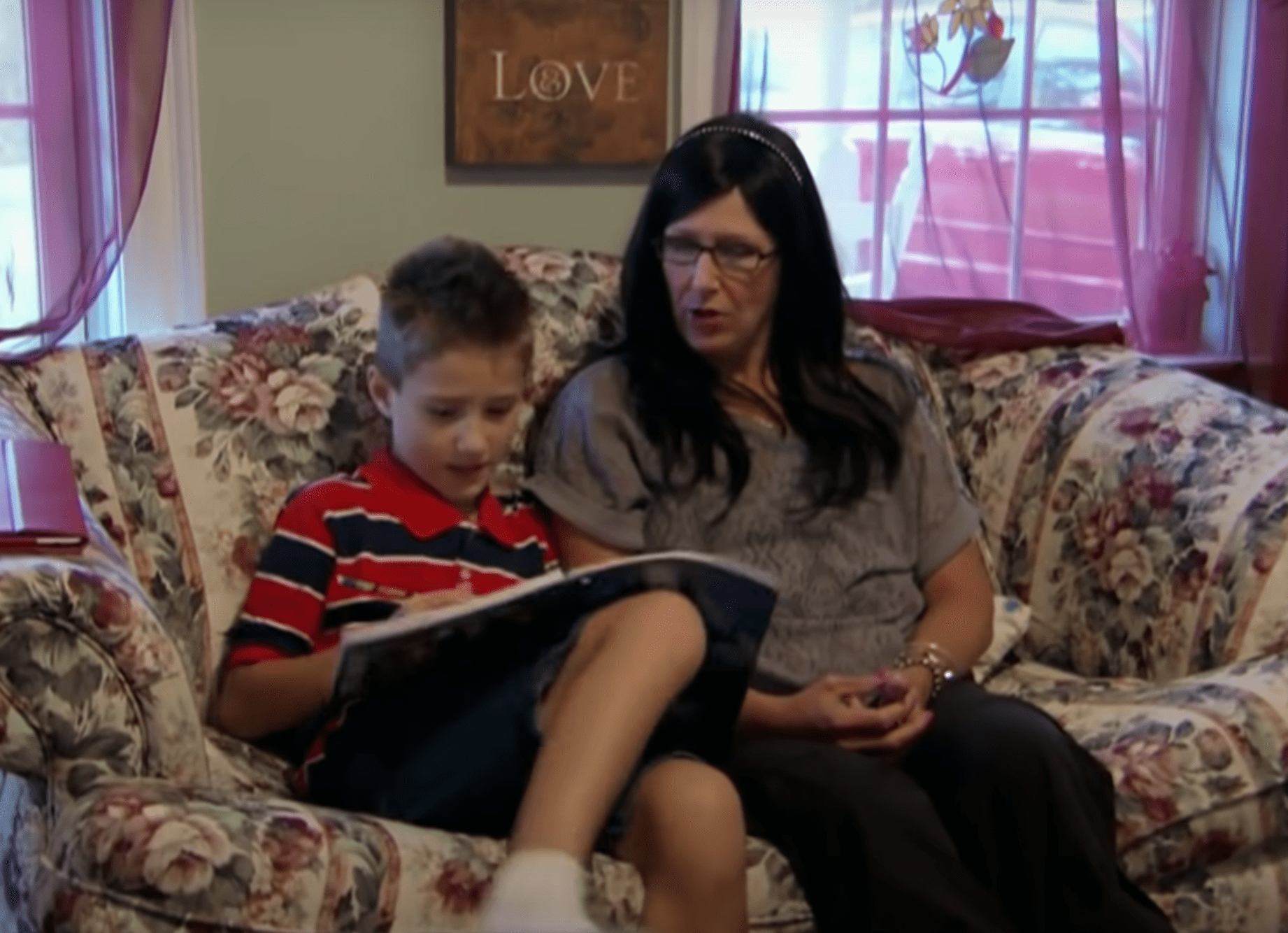 Mom Tricia Somers and her son Wesley. | Source: youtube.com/CBS Evening News