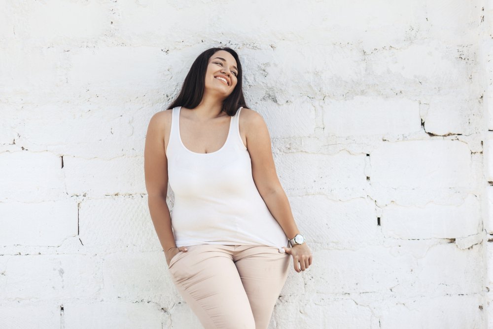 Mujer usando camiseta de color neutro. | Foto: Shutterstock. Mujer usando camiseta de color neutro. | Foto: Shutterstock.