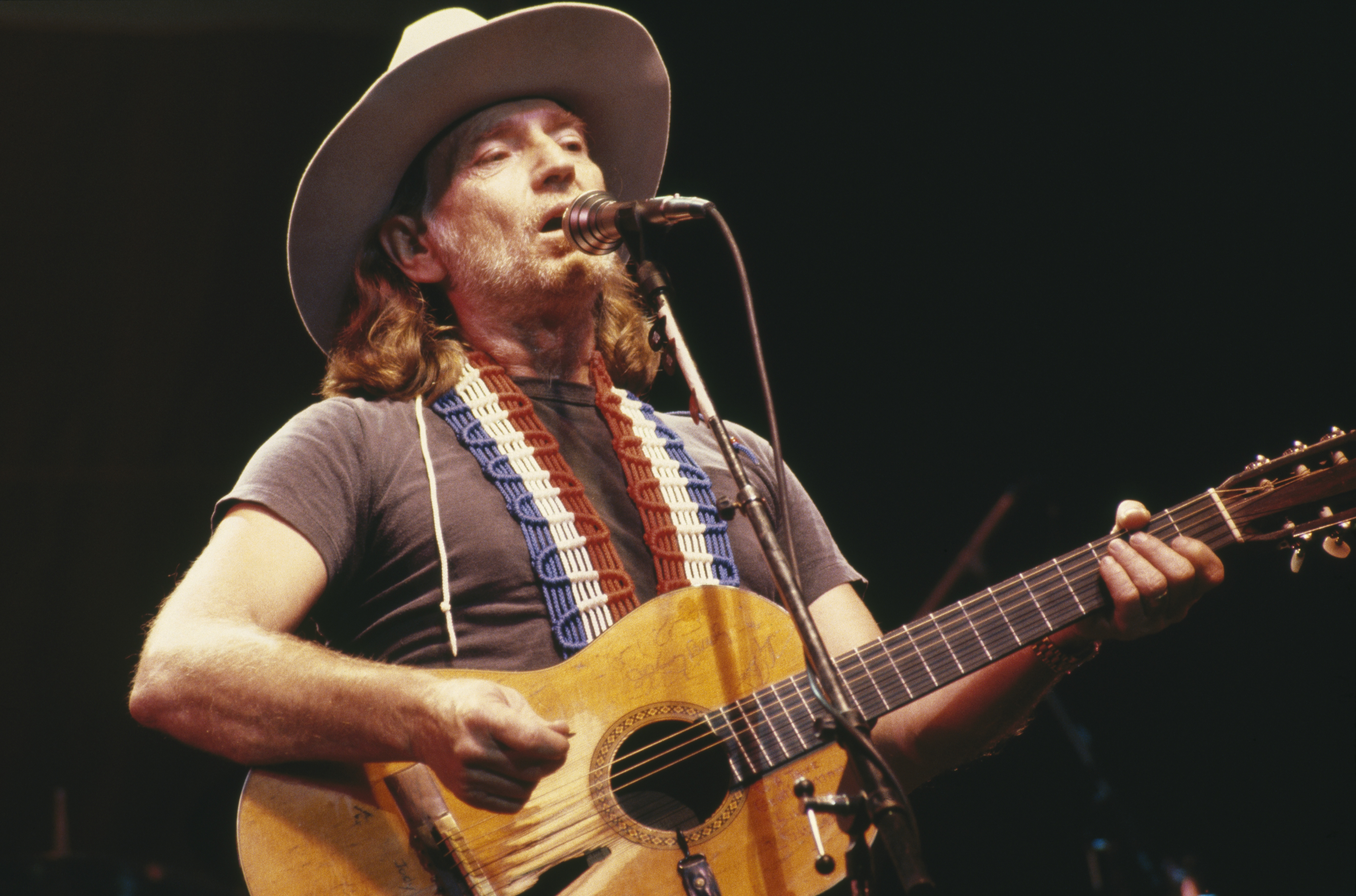 Willie Nelson performs during a concert, circa 1975 | Source: Getty Images