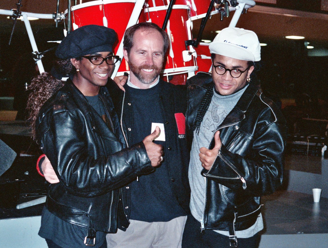 Fab Morvan (left) and Rob Pilatus (right) pose with National Academy of Recording Arts and Sciences (Grammy) president Mike Greene at the 1990 Grammy Awards - rehearsal - February, 1990 | Photo: Wikimedia Commons Images by Alan Light 