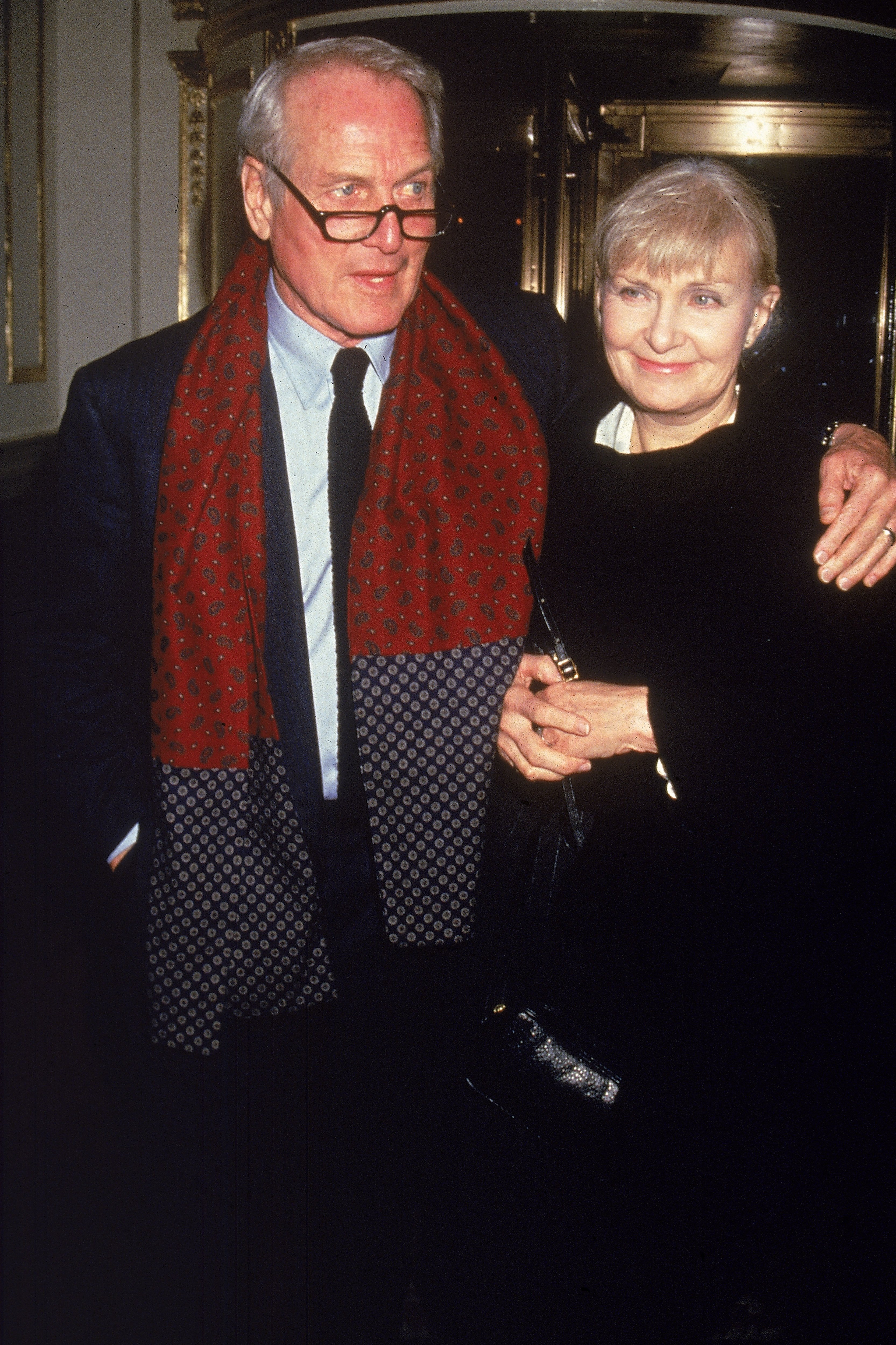 Paul Newman y Joanne Woodward asisten al estreno de la película 'Nobody's Fool' en 1994. | Foto: Getty Images