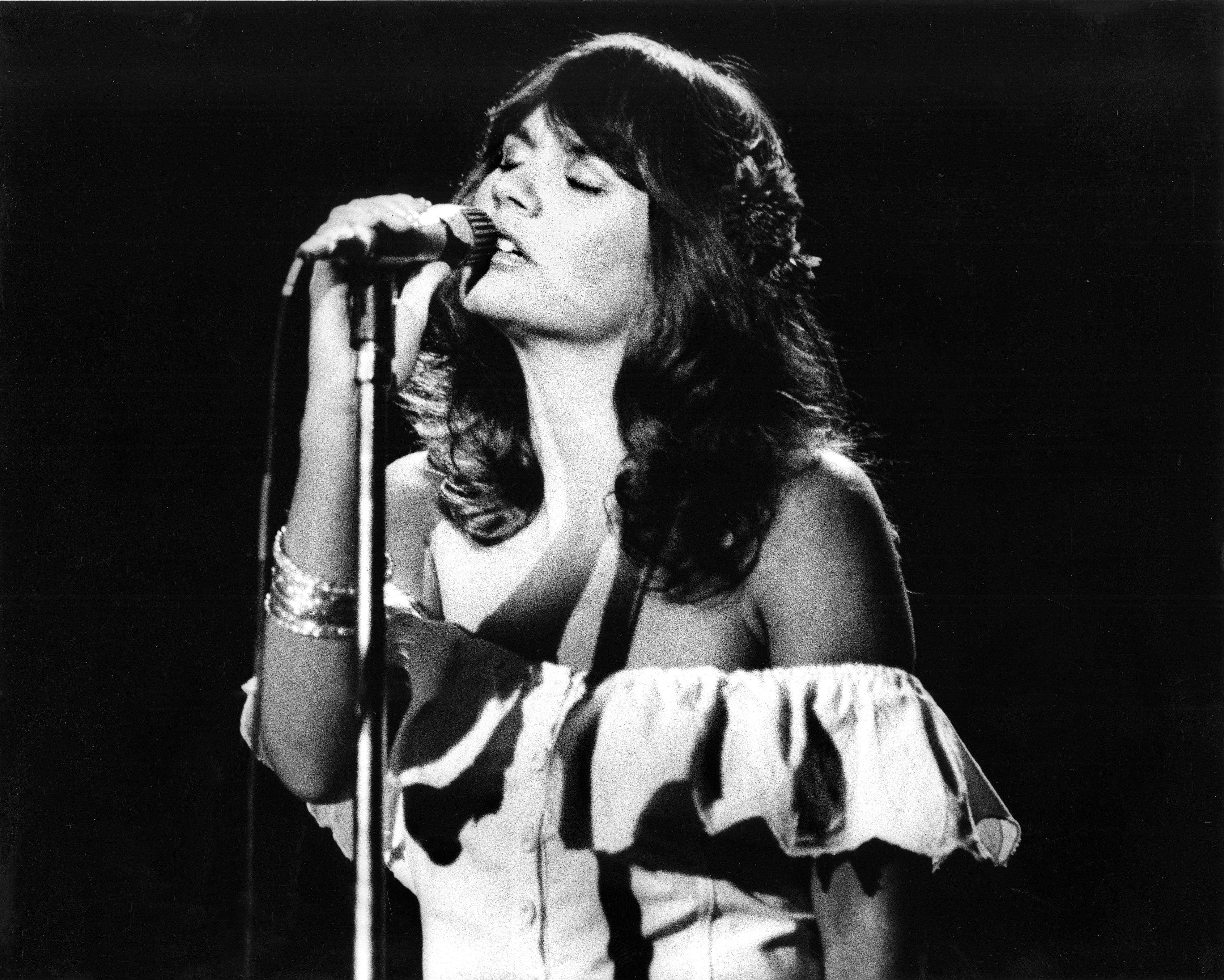 Linda Ronstadt performs live in Amsterdam, Netherlands, in 1976 | Source: Getty Images