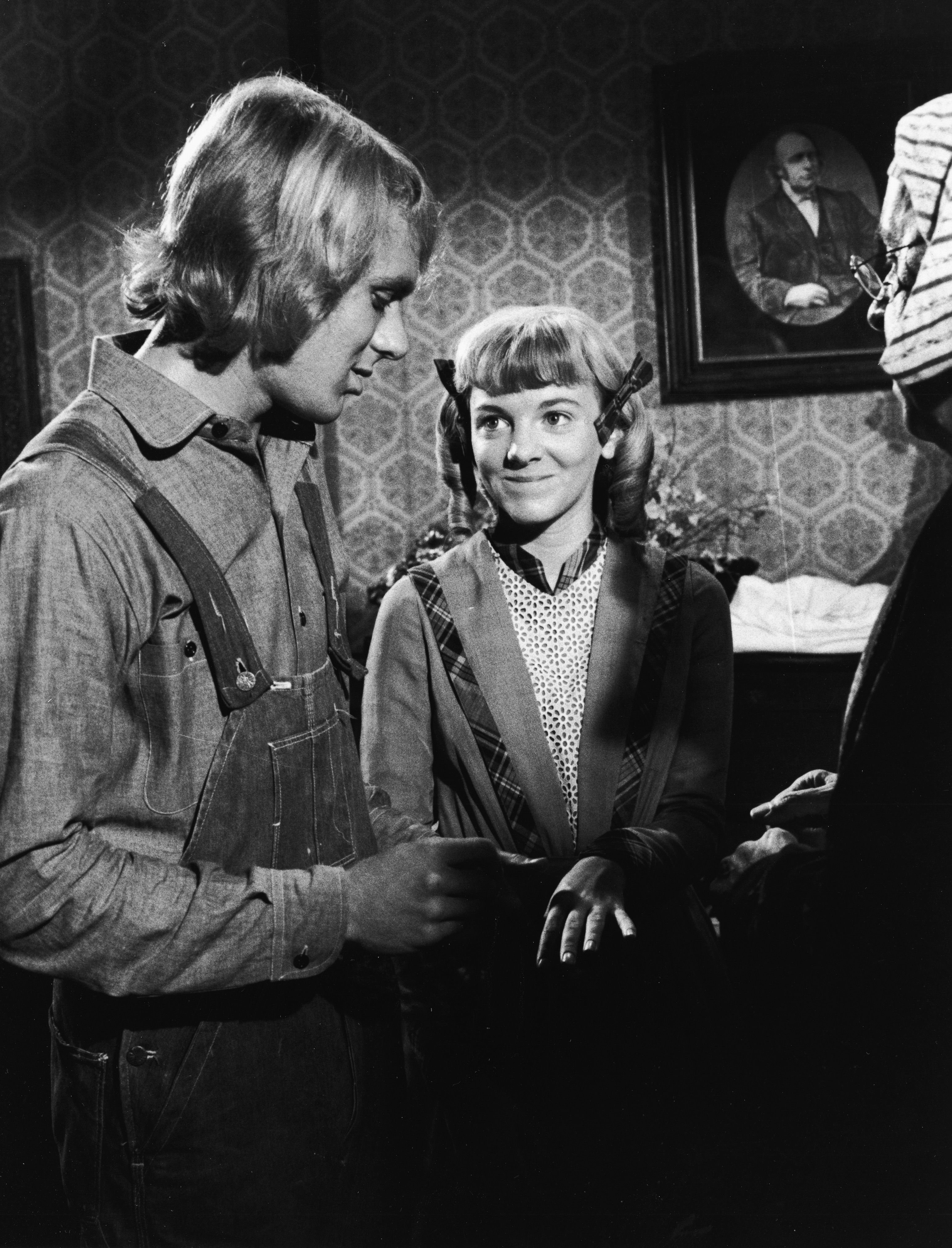 Bob Marsic y Alison Arngrim en escena de 'Little House on the Prairie' en 1977. | Foto: Getty Images