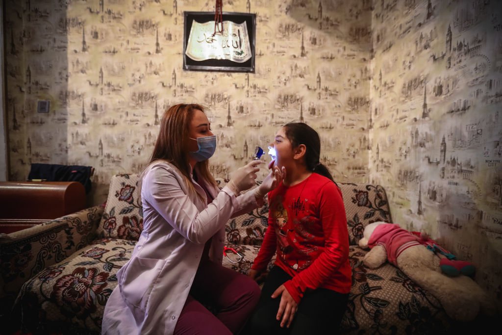 Un docteur en train de tester un patient Covid-19. | Photo : Getty Images