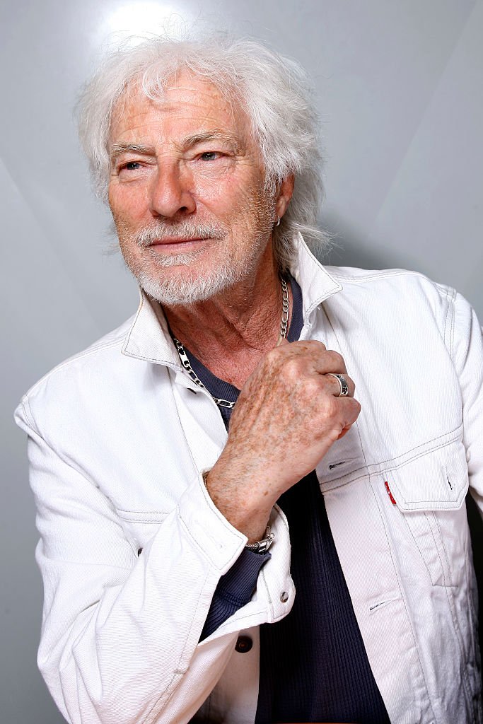 Hugues Aufray en veste blanche. | Photo : Getty Images
