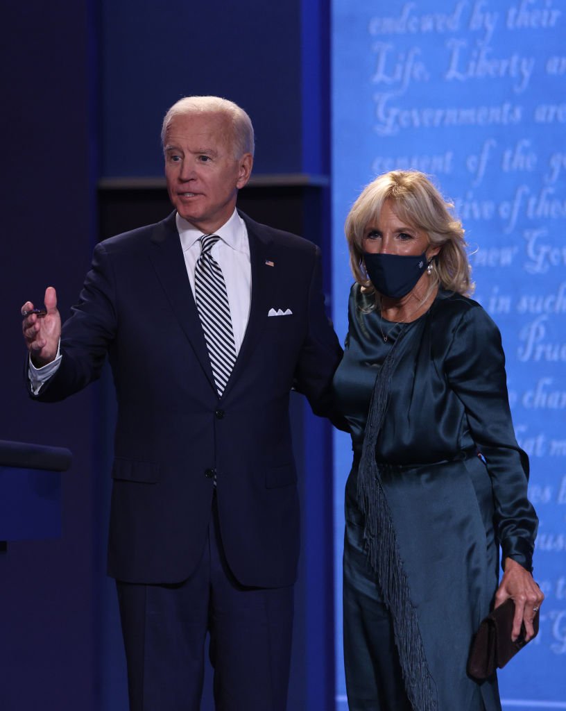  Joe Biden und seine Frau Jill Biden grüßen das Publikum nach der ersten Präsidentschaftsdebatte. | Quelle: Getty Images