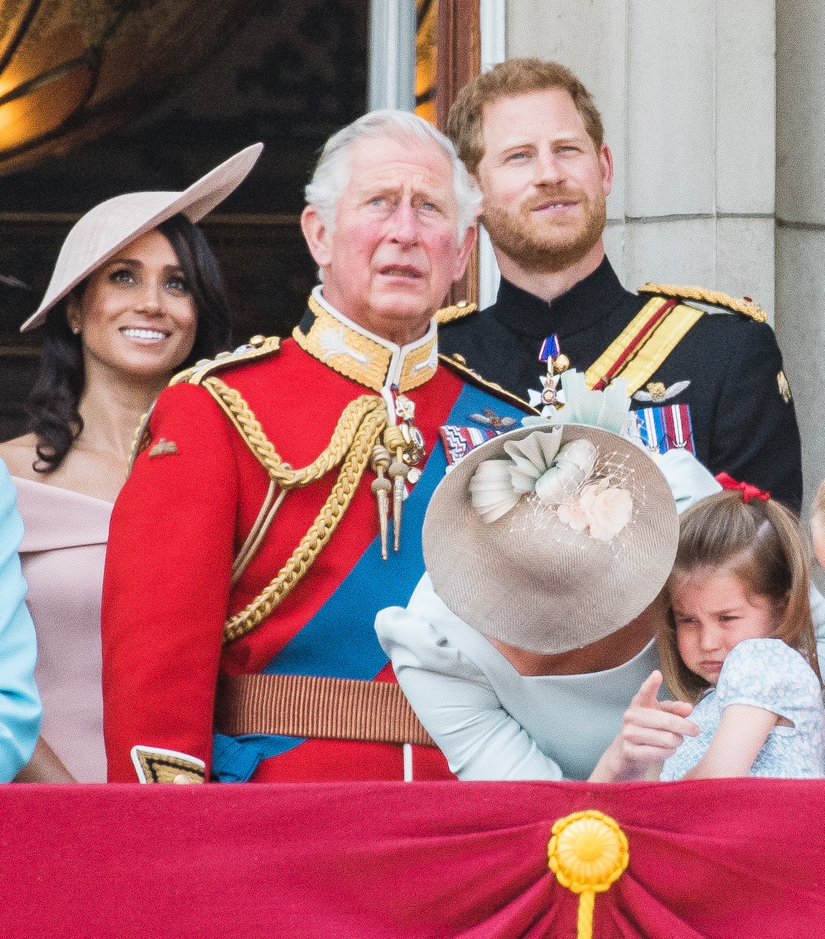 Meghan, King Charles, Prens Harry, Catherine ve Cambridge Prensesi Charlotte, 9 Haziran 2018'de Londra, İngiltere'de Trooping The Color 2018 sırasında Buckingham Sarayı'nın balkonunda.  |  Kaynak: Getty Images
