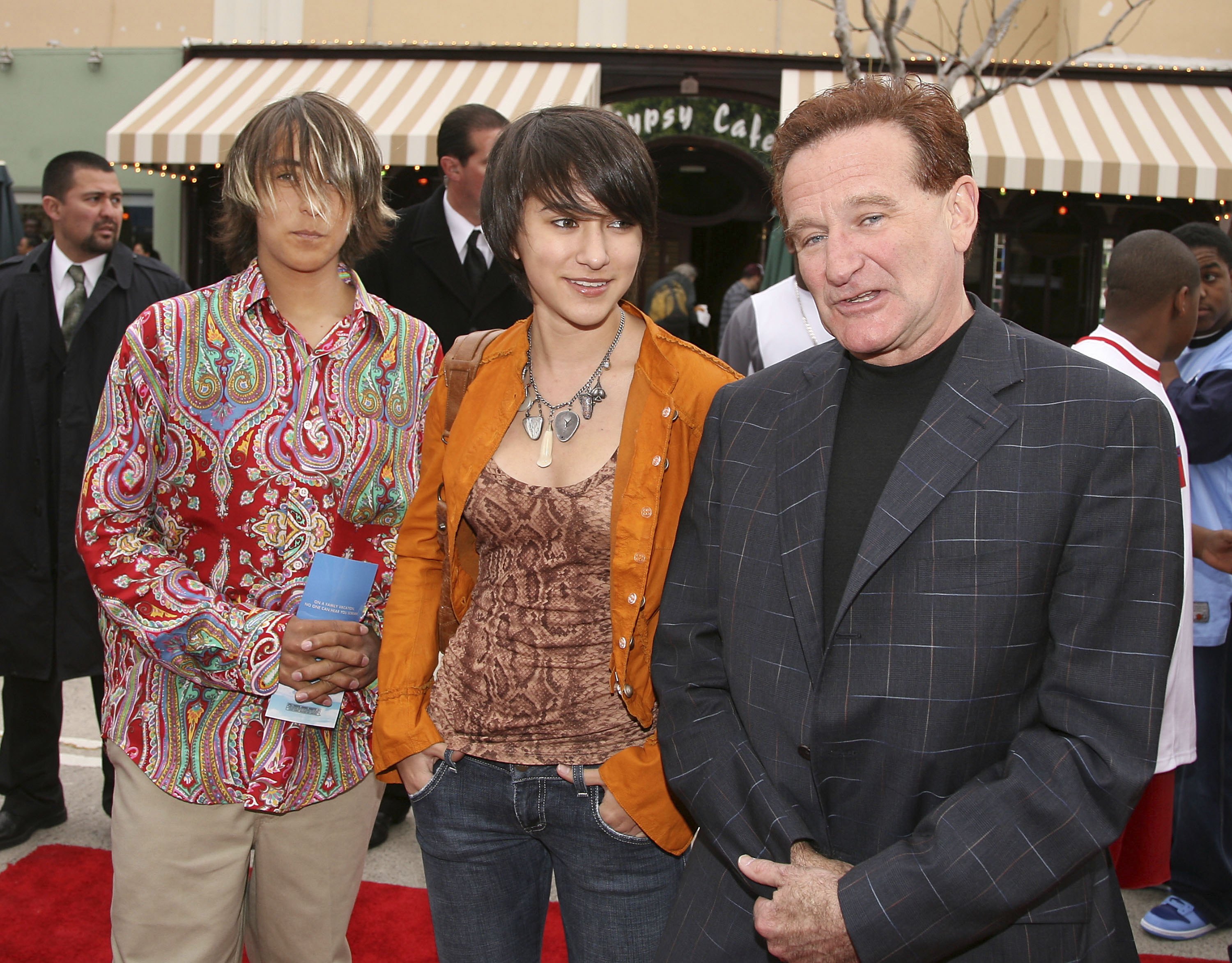 Cody Williams, Zelda Williams, and Robin Williams at the premiere of Columbia Picture's "RV" in Los Angeles, California on April 23, 2006 | Source: Getty Images