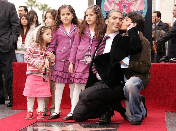 El músico latino Alejandro Fernández posa con sus hijos (de izquierda a derecha) Valentina, América, Emiliano, Camilia y Alejandro Jr, ya que es honrado con una estrella en el Paseo de la Fama el 2 de diciembre de 2005 en Los Ángeles, California. | Foto: Getty Images