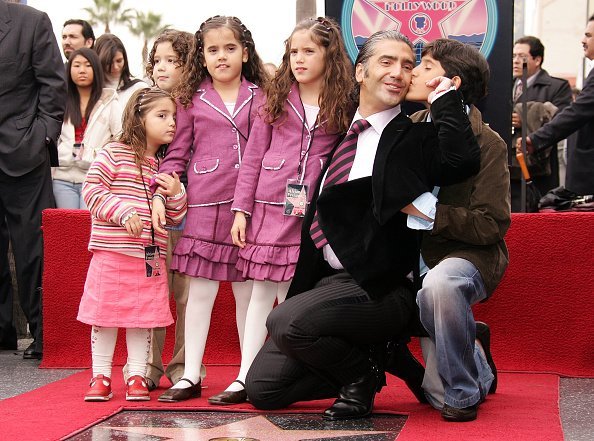 El músico latino Alejandro Fernández posa con sus hijos (de izquierda a derecha) Valentina, América, Emiliano, Camilia y Alejandro Jr, ya que es honrado con una estrella en el Paseo de la Fama el 2 de diciembre de 2005 en Los Ángeles, California. | Foto: Getty Images El músico latino Alejandro Fernández posa con sus hijos (de izquierda a derecha) Valentina, América, Emiliano, Camilia y Alejandro Jr, ya que es honrado con una estrella en el Paseo de la Fama el 2 de diciembre de 2005 en Los Ángeles, California. | Foto: Getty Images