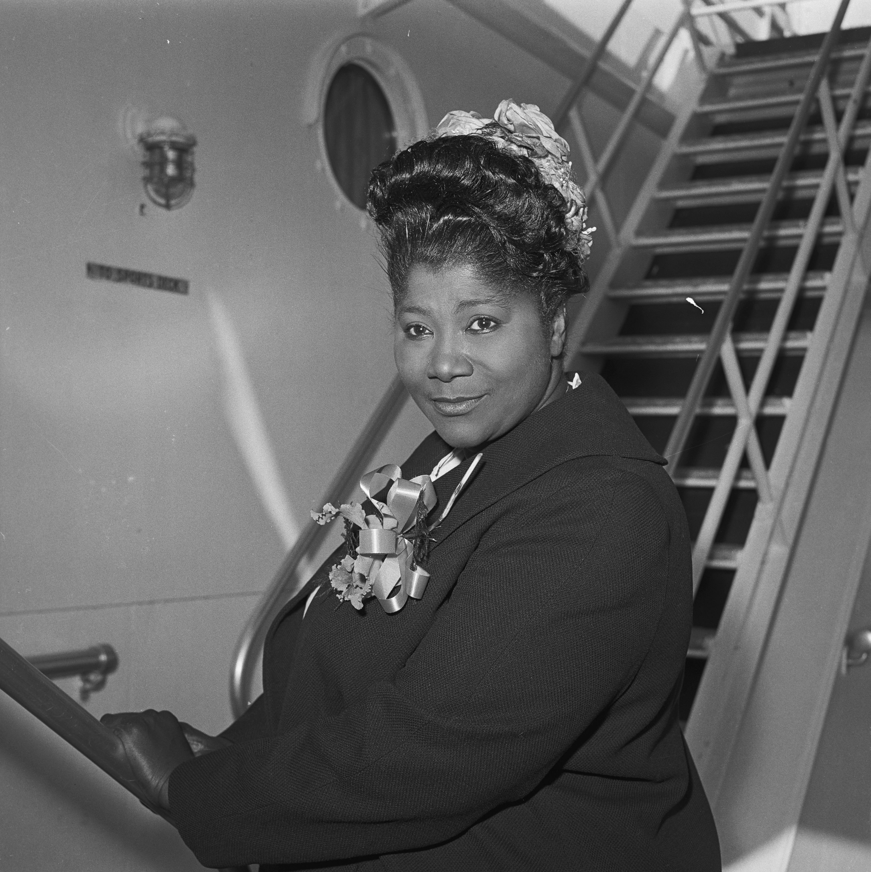 Mahalia Jackson returned to her home in Chicago, Illinois, after a concert tour through nine countries during the spring of January 01, 1961 | Photo: Getty Images