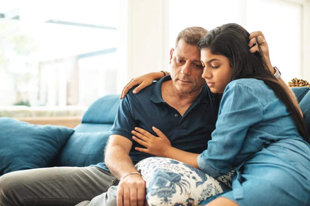 Père et fille restent calmes après avoir réglé un problème domestique | Photo : Getty Images