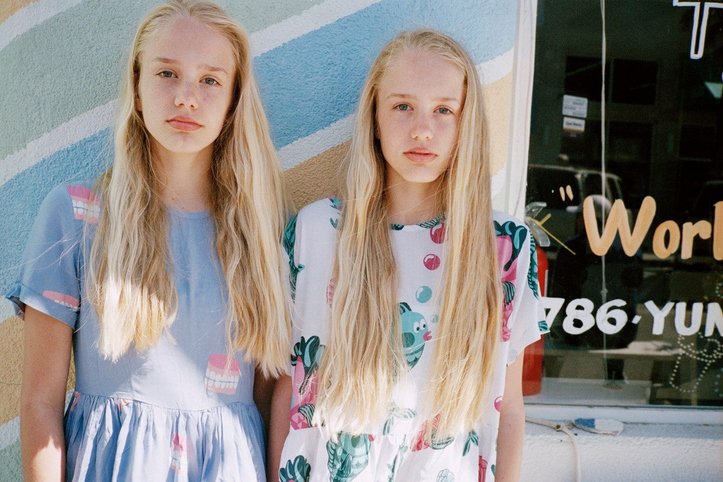 Close up photo of twin girls. | Photo: Getty Images