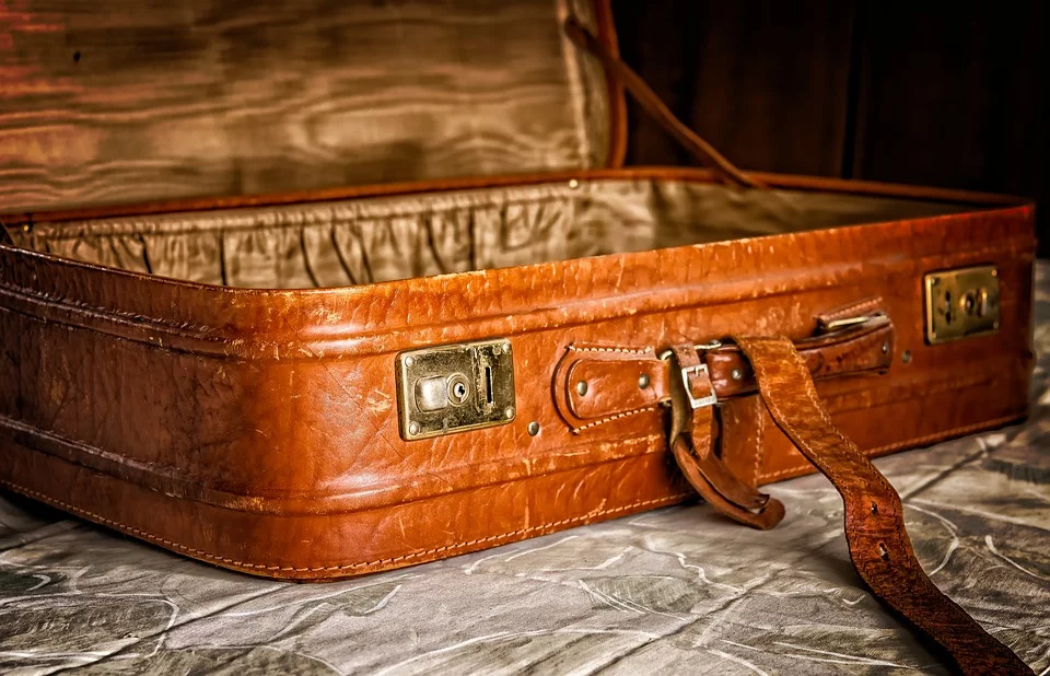 Vieille valise dans un grenier. | Source : Pixabay Vieille valise dans un grenier. | Source : Pixabay