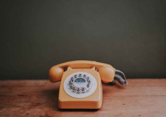 A photo of the phone on a table. | Photo: Unsplash.