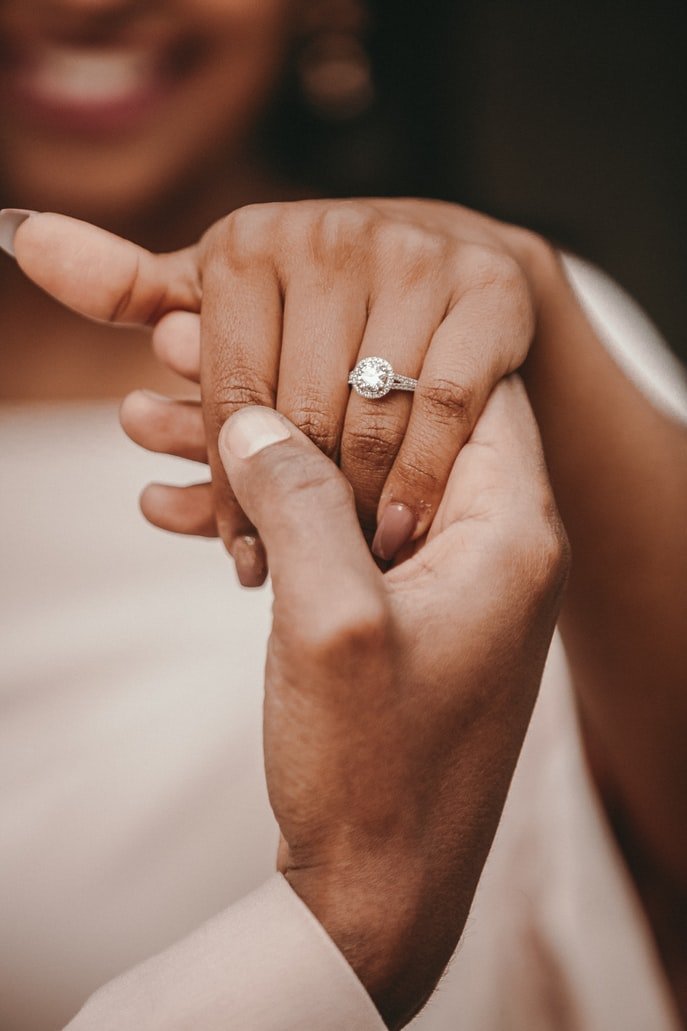 Una mujer muestra su anillo de compromiso. | Foto: Unsplash