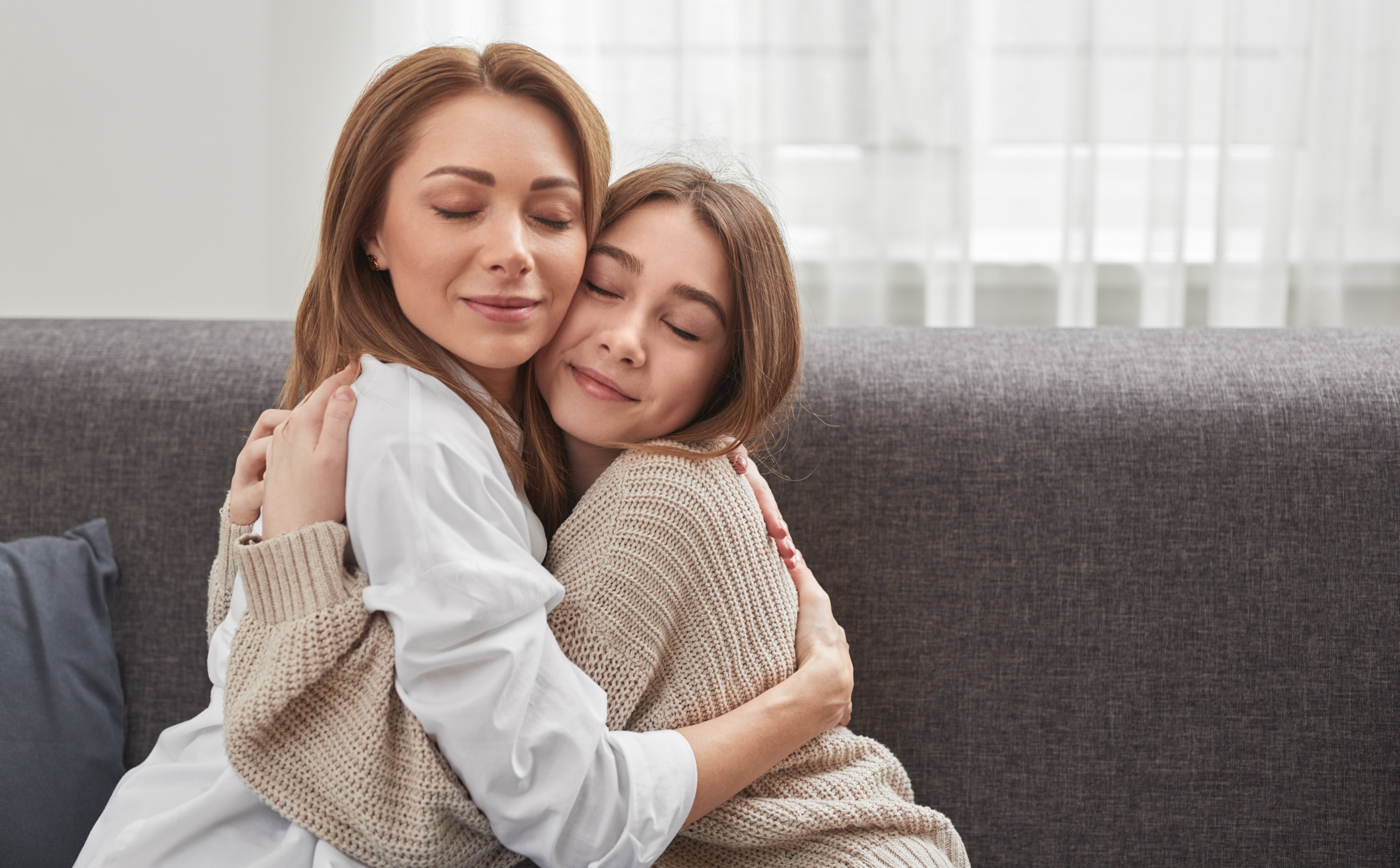 Madre abrazando a su hija adolescente |  Fuente: Shutterstock