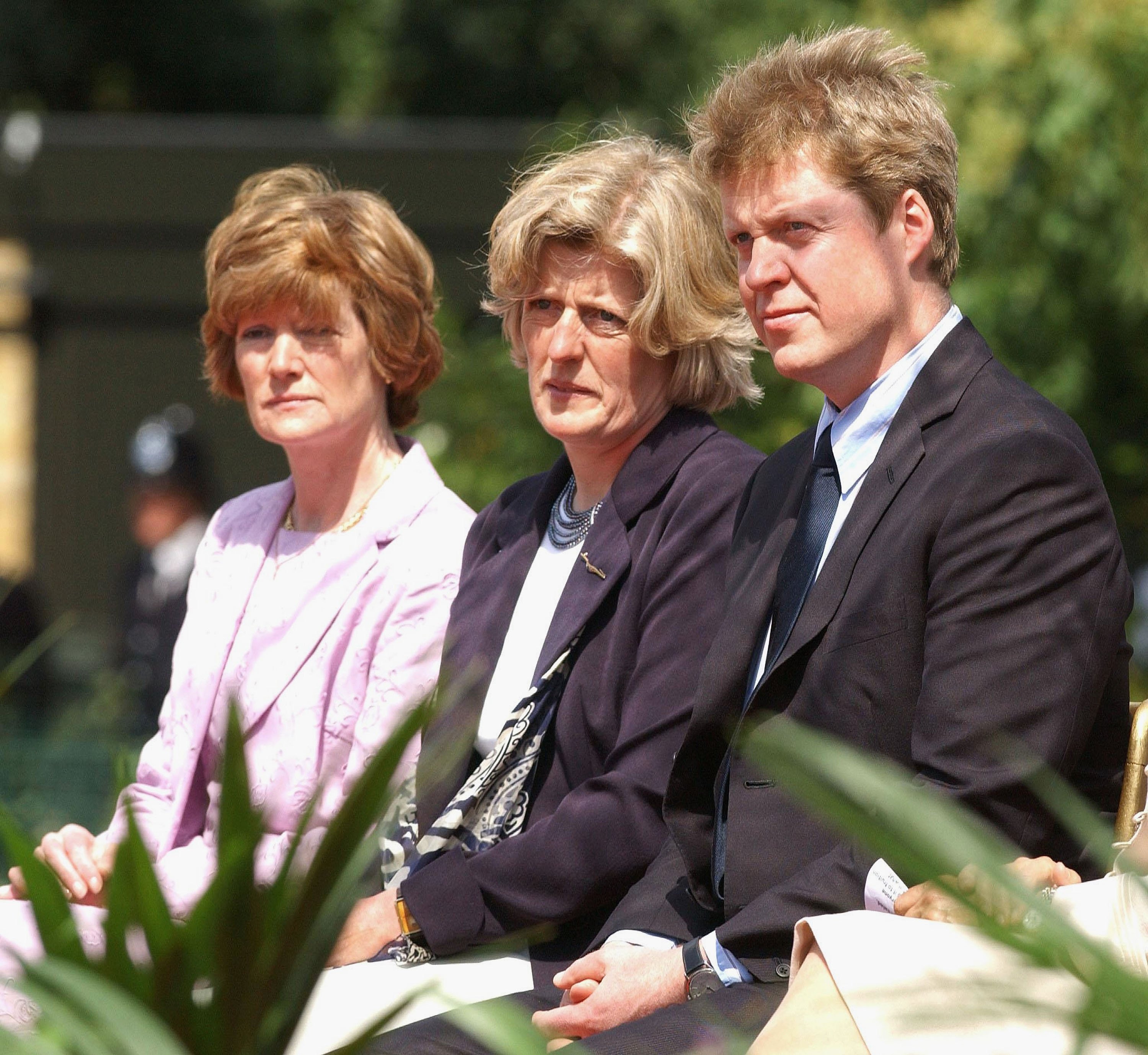 Lady Sarah McCorquodale, Lady Jane Fellows con su hermano, Earl Spencer, en la apertura de una fuente construida en memoria de Diana el 6 de julio de 2004 en Hyde Park, Londres. | Foto: Getty Images