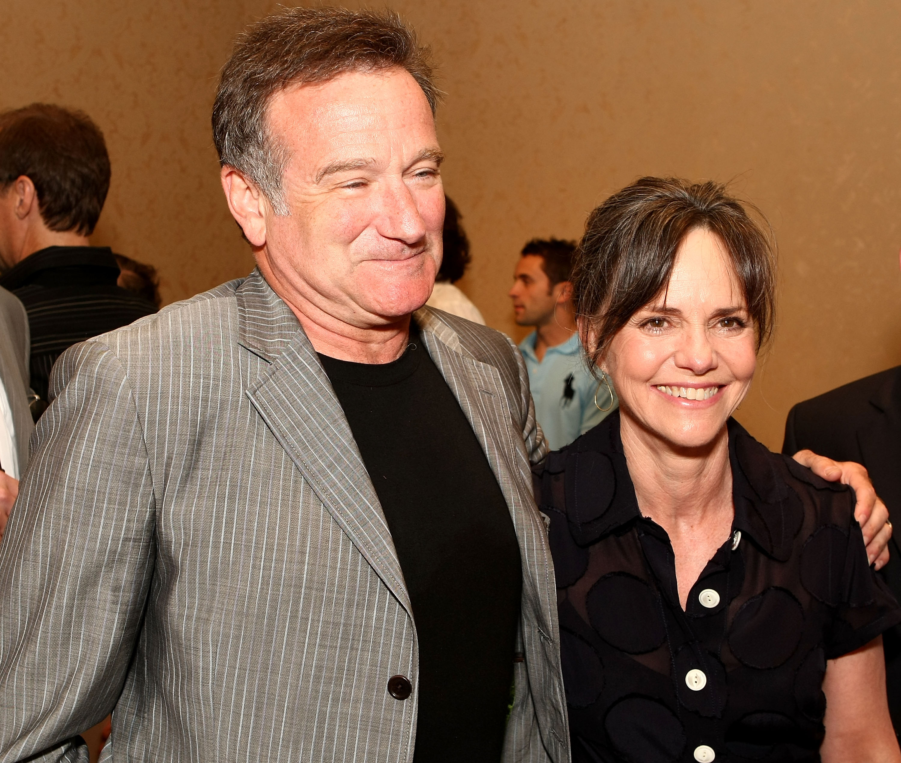 Robin Williams and Sally Field at the Campaign for a New GI Bill event on June 22, 2008, in Los Angeles, California. | Source: Getty Images