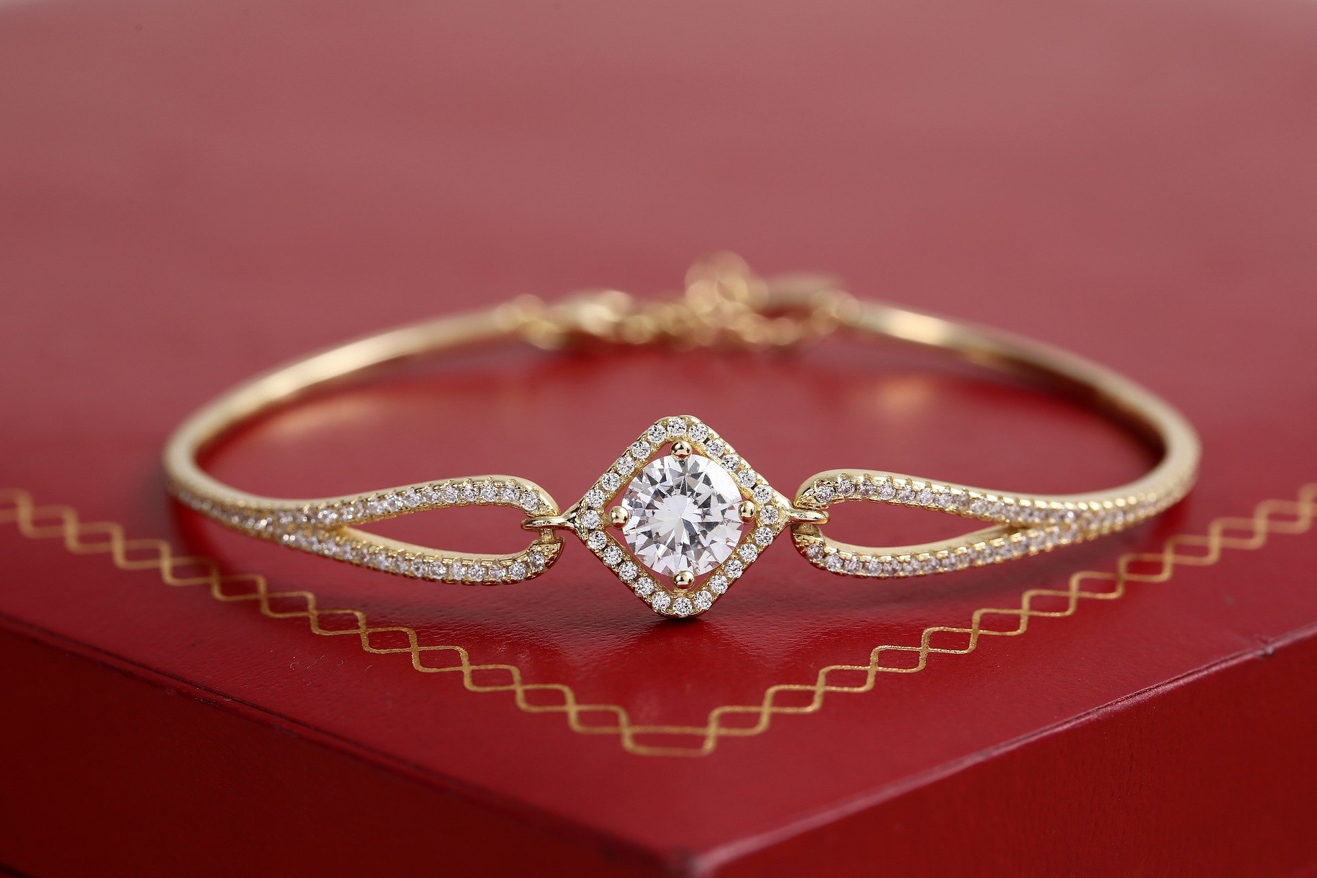 Kim's mother was upset that her favorite bracelet was broken and she decided to throw it out. | Source: Pixabay 