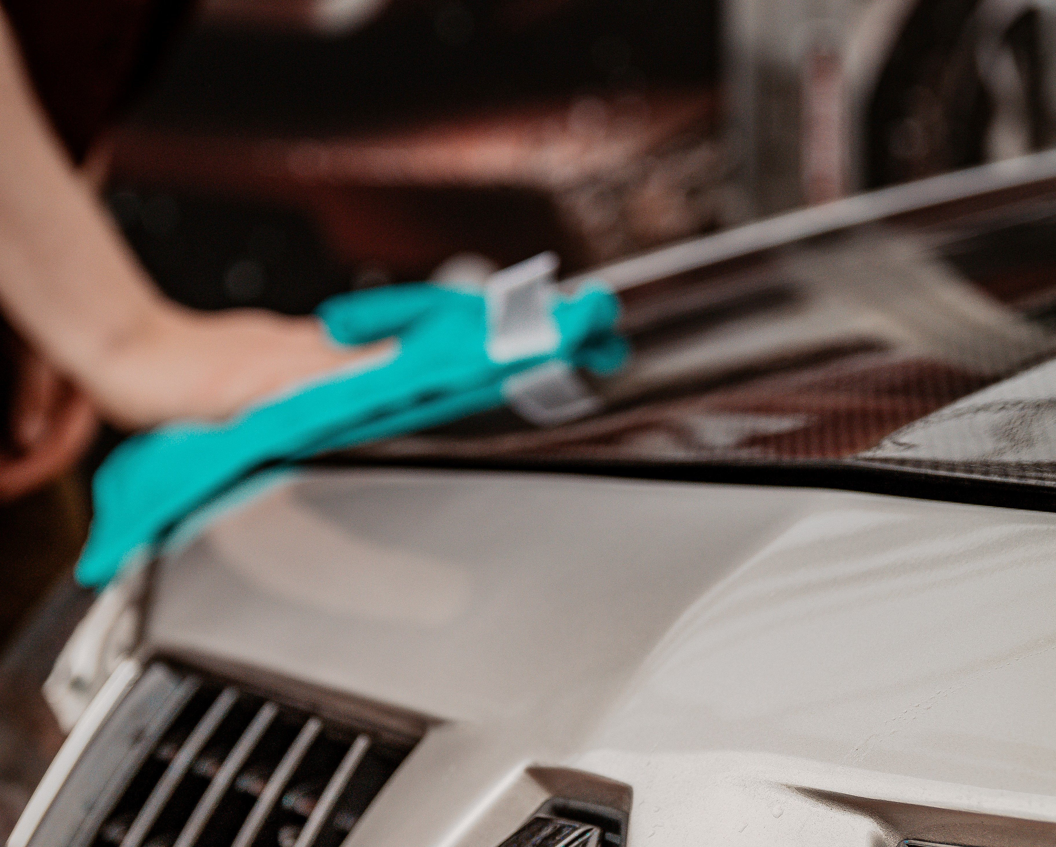 Persona limpiando un auto. | Foto: Unsplash