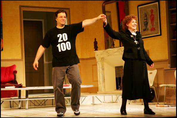 Daniel Russo, Claire Maurier chez Laurant Baffie et son groupe de théâtre célébrant la 100e représentation de la pièce "Knock, Knock". | Photo : Getty Images