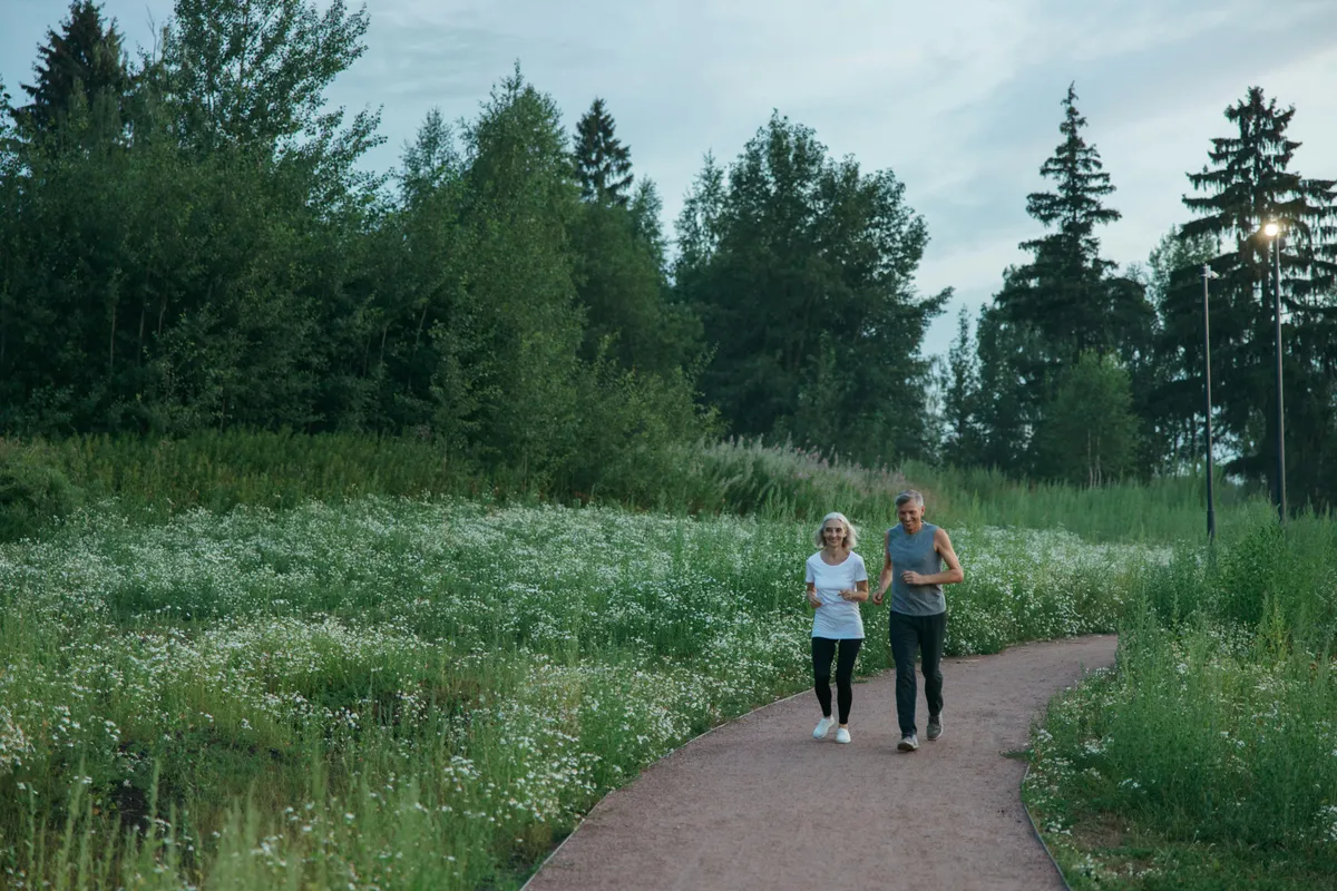A couple jogging in the park | Source: Pexels