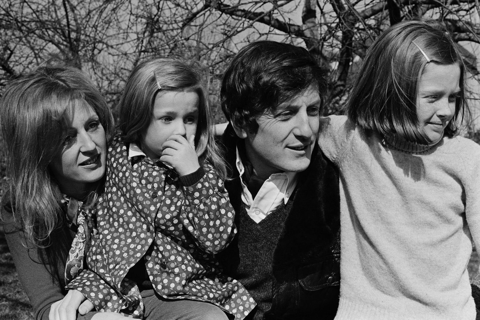 L'acteur français Claude Rich avec son épouse Catherine Renaudin et leurs filles Delphine et Nathalie. | Photo : Getty Images