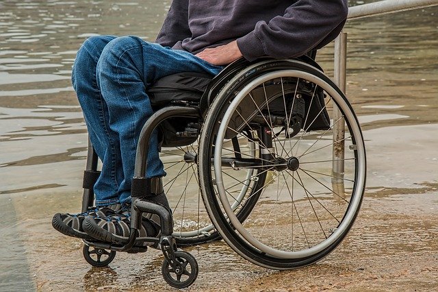 Hombre en silla de ruedas. | Foto: Pixabay