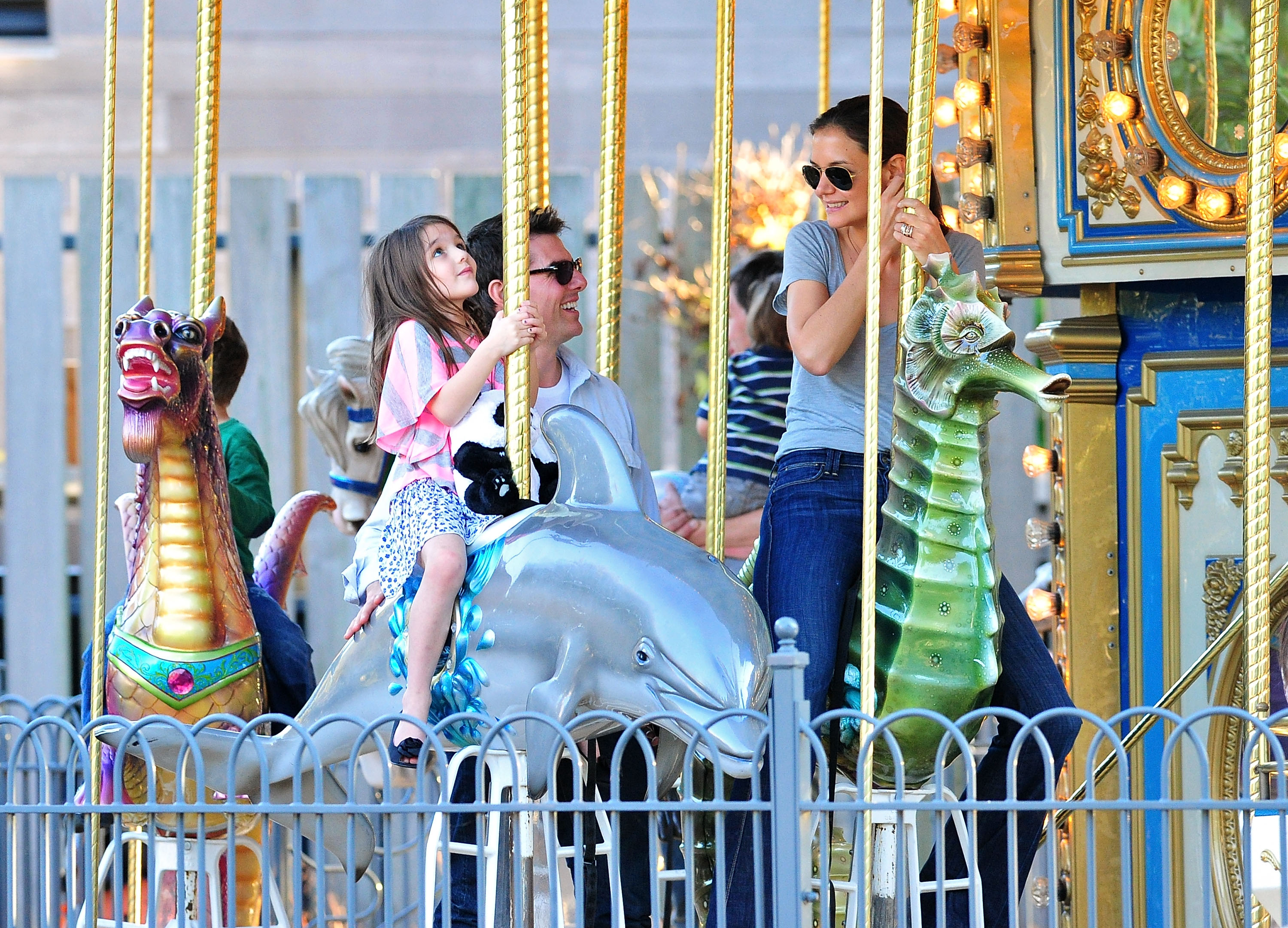 Suri Cruise, Tom Cruise, and Katie Holmes on October 8, 2011 in Pittsburgh, Pennsylvania | Source: Getty Images