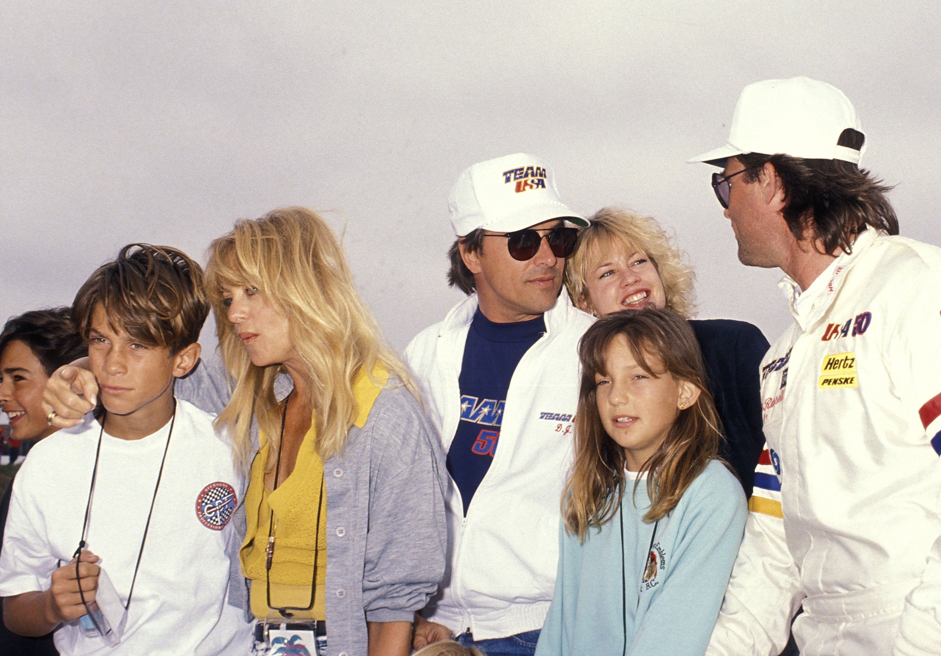 Kurt Russell, Goldie Hawn, su hijo Oliver Hudson, su hija Kate Hudson, Don Johnson y Melanie Griffith en la regata "Pacific Offshore Powerboat", el 14 de abril de 1990. | Foto: Getty Images