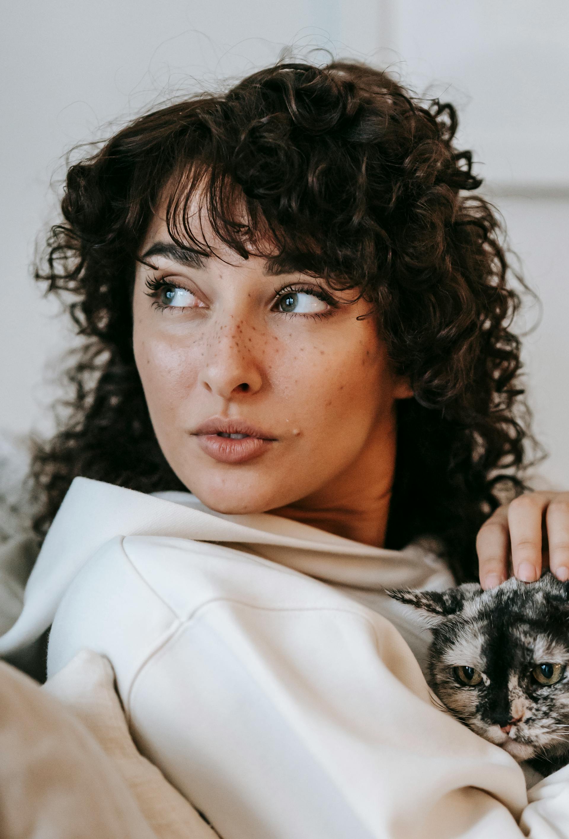 A woman with her pet cat | Source: Pexels