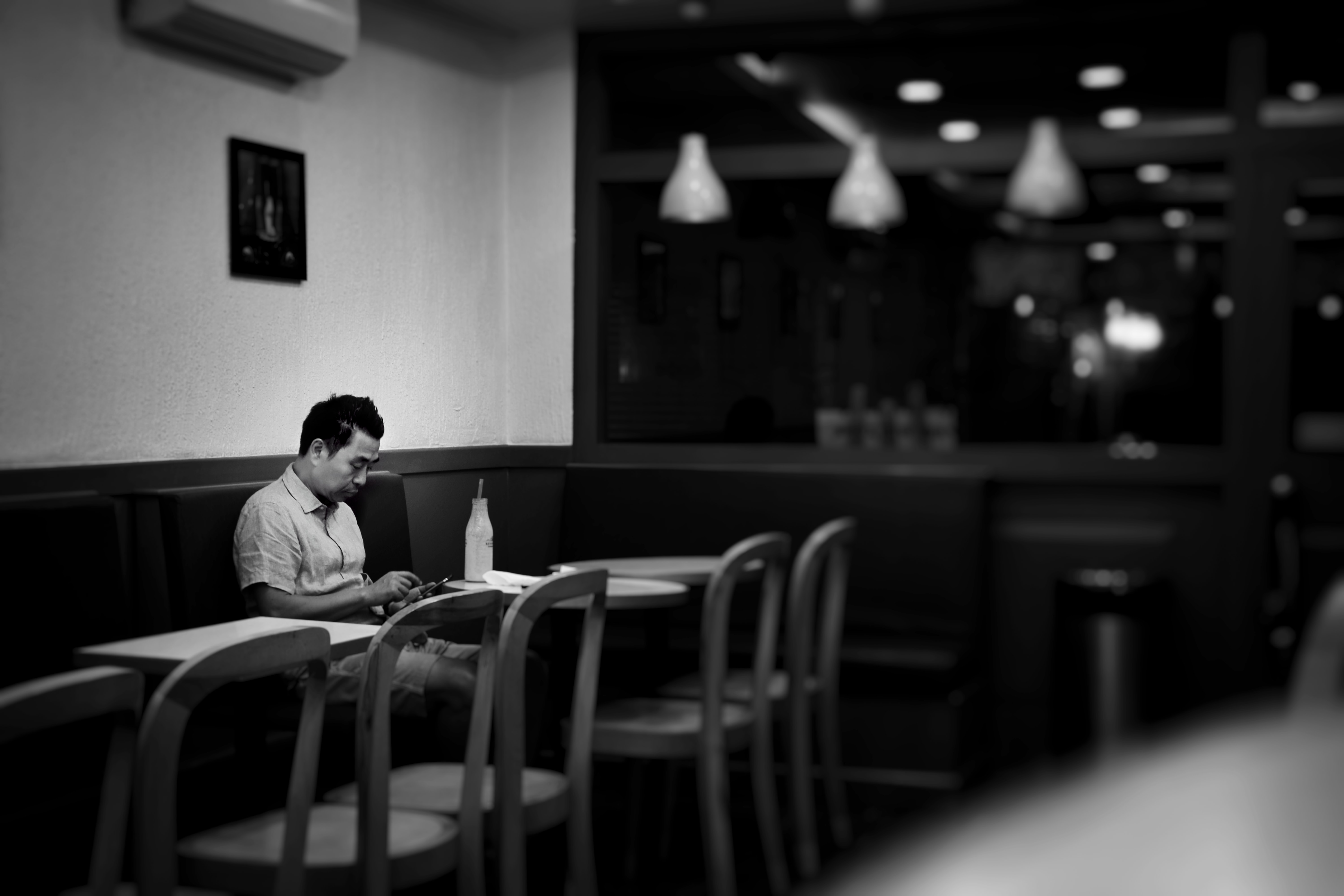 Man waits for his takeaway in a restaurant | Photo: Unsplash