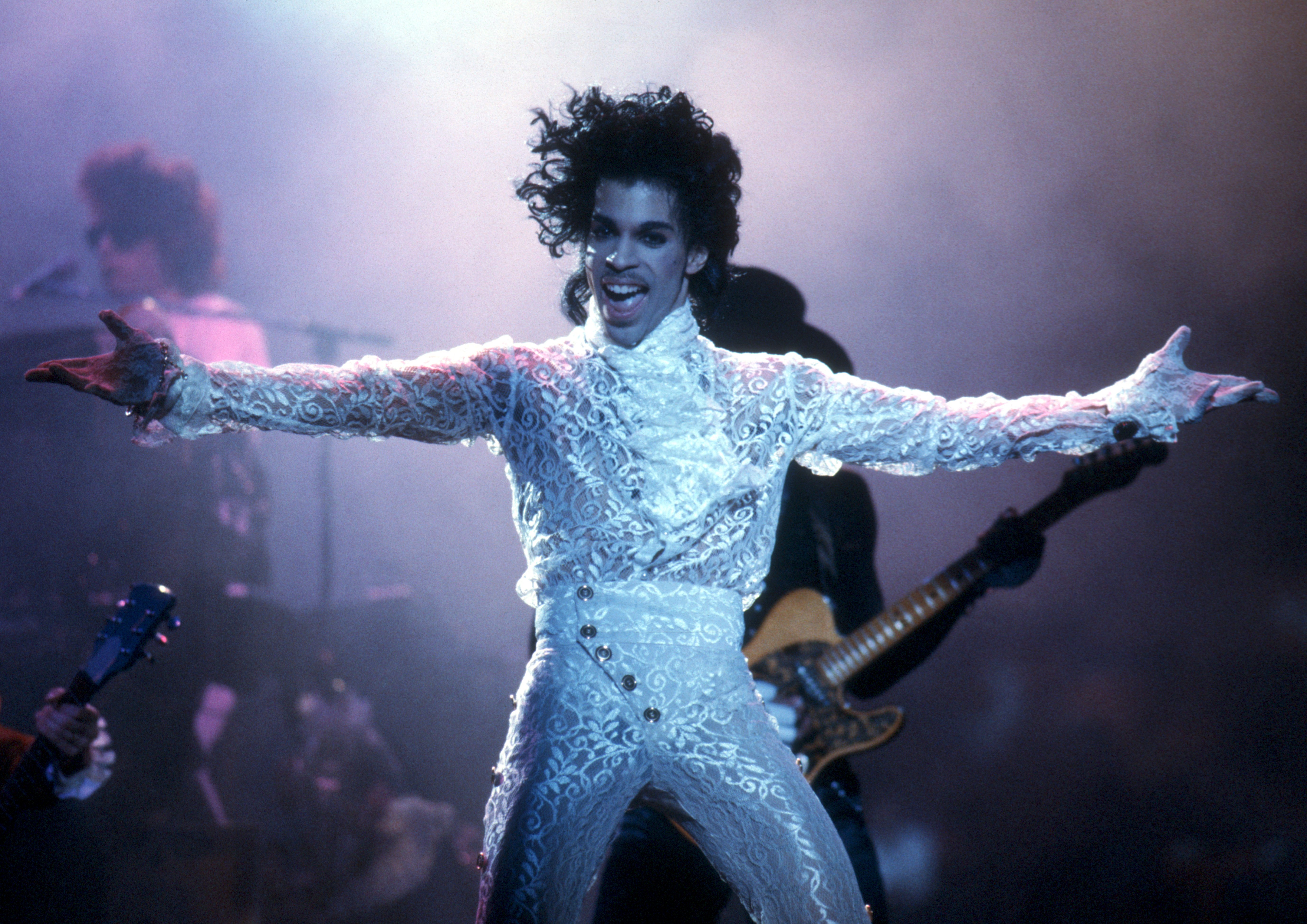 Prince performs live at the Fabulous Forum on February 19, 1985 in Inglewood, California. | Photo: Getty Images