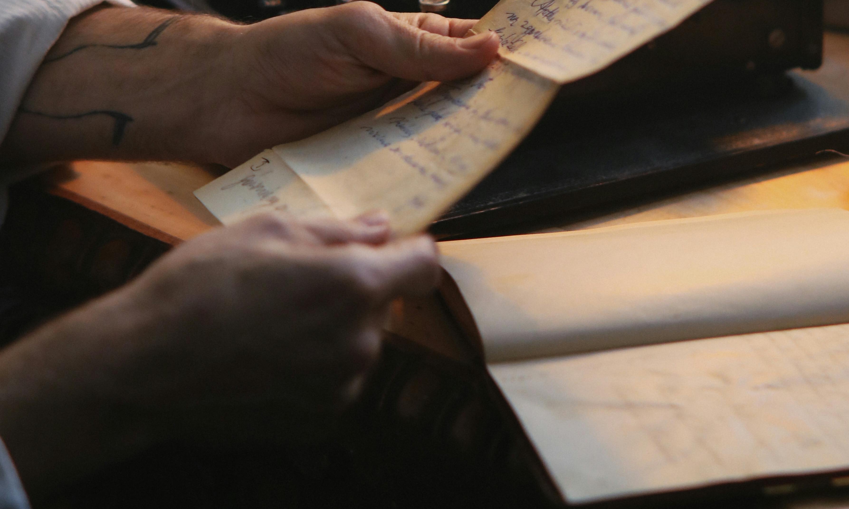 Alex h olding the letter from his grandfather | Source: Pexels