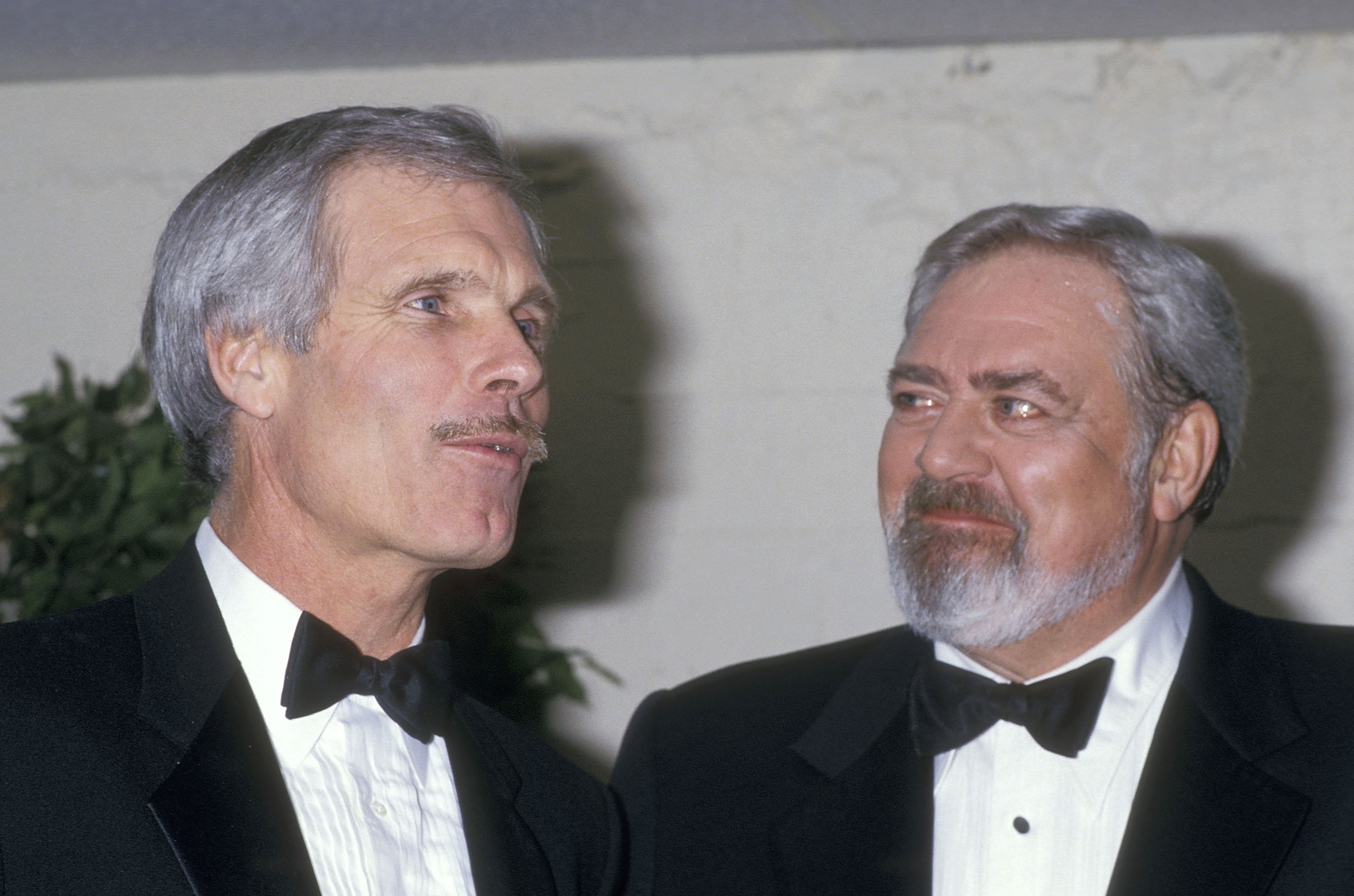 Businessman Ted Turner and actor Raymond Burr at the Eighth Annual National CableACE Awards on January 20, 1987 at the Wiltern Theatre in Los Angeles, California. | Source: Getty Images