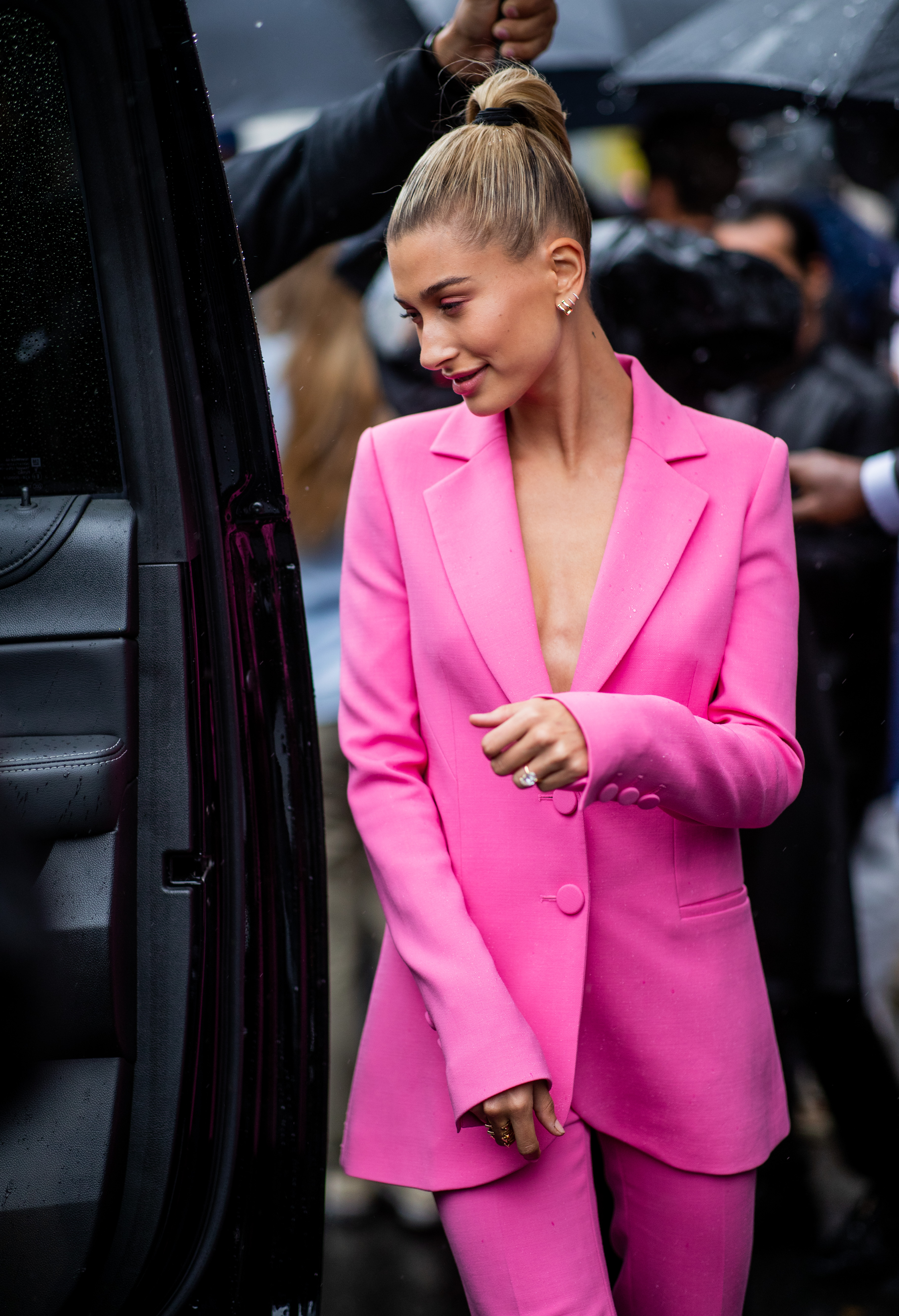 Hailey Bieber spotted outside the Carolina Herrera show during New York Fashion Week on September 10, 2018. | Source: Getty Images