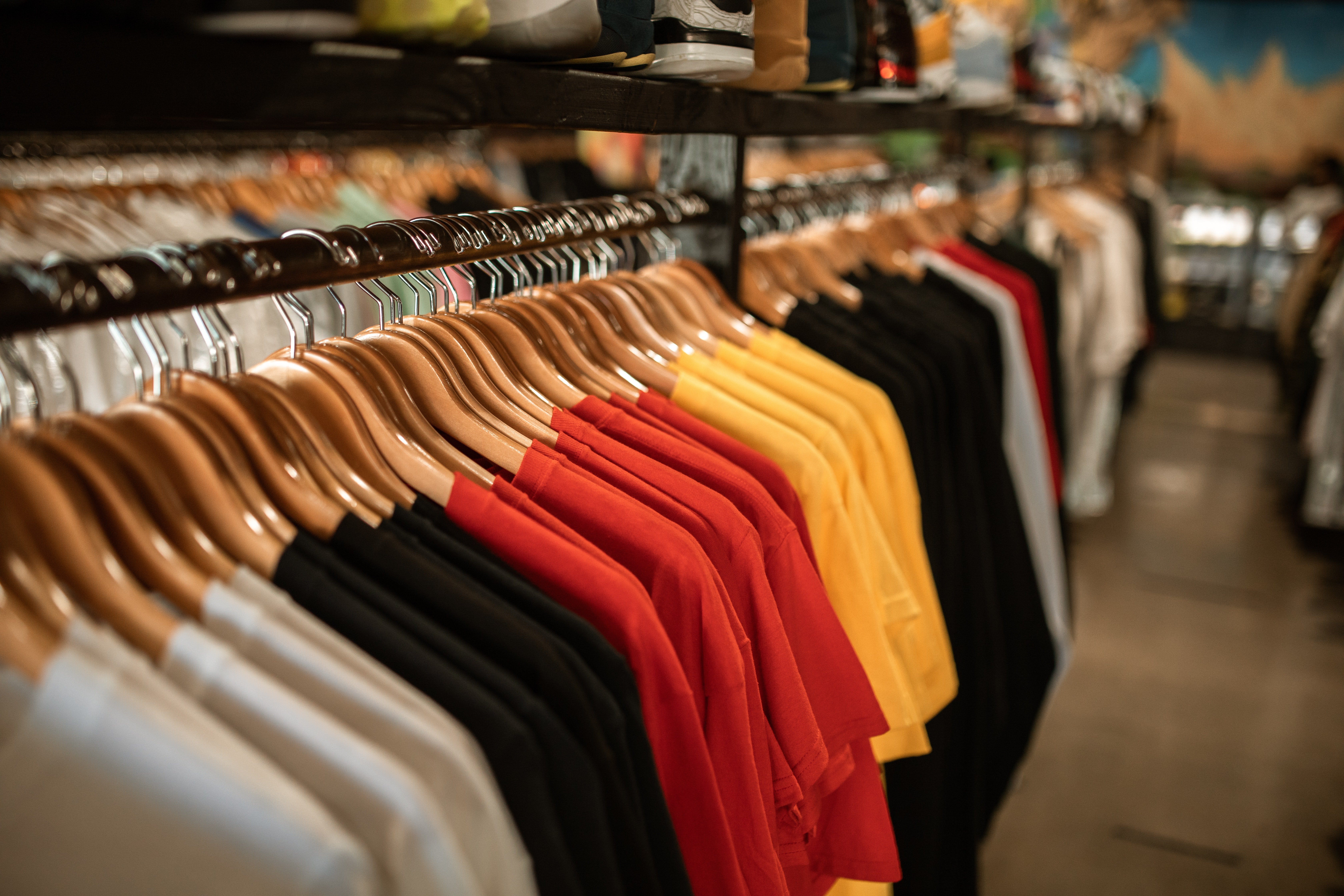 Vêtements assortis accroches sur un cintre. | Photo : Pexels