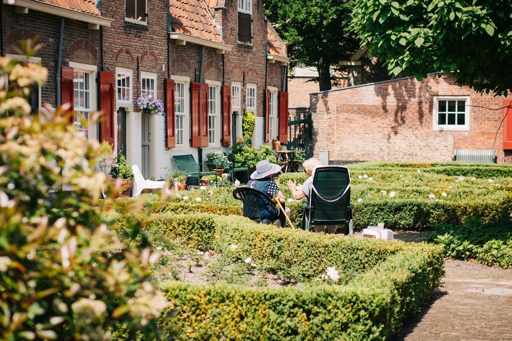 Ancianas compartiendo en el jardín de una casa de retiro. | Foto: Unsplash