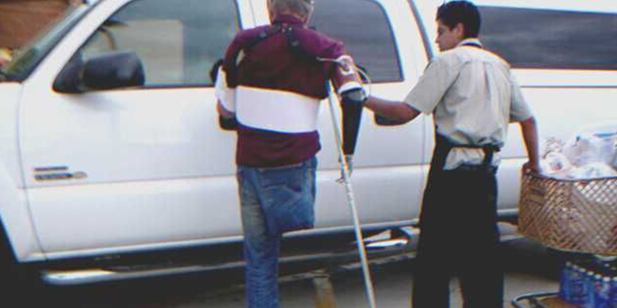 A store clerk helping a disabled man | Source: Flickr/Paul L Dineen (CC BY 2.0)