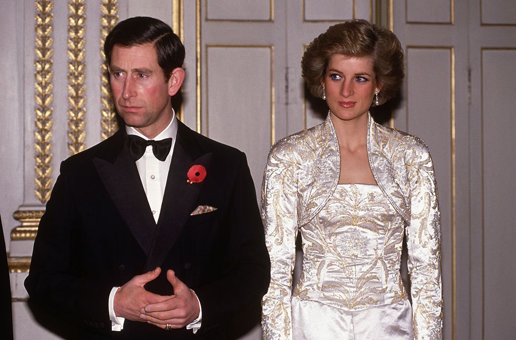 Prince Charles and Diana Princess of Wales meet guests arriving at a dinner in the Elysee Palace on November 01, 1988 | Photo: Getty Images